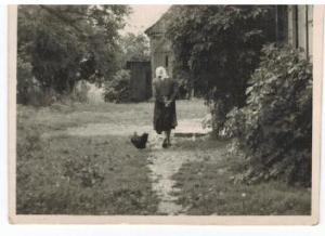 Siostra Taty Marka na tyłach domu idąca w kierunku nieistniejącego już spichlerza / rok 1958
